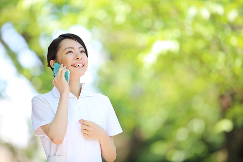 電話する看護師